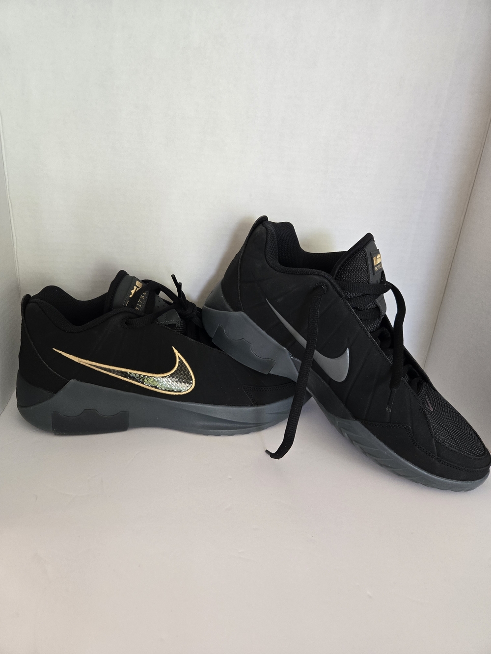 Nike Men's Black and Gold Low-Top Basketball Shoes
